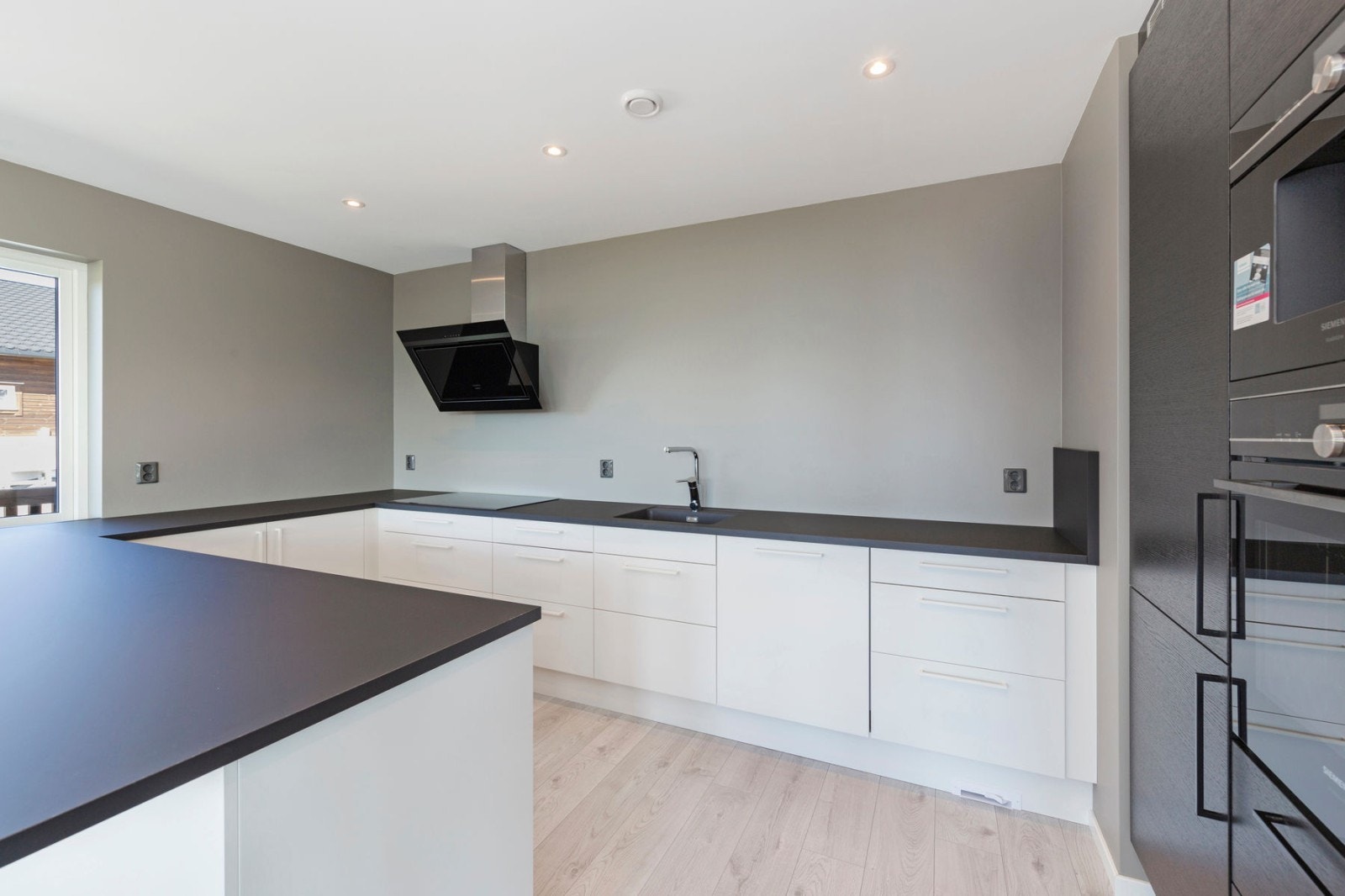 Tøft kjøkken fra Norema med gode hvitevarer fra Siemens Galleribilde