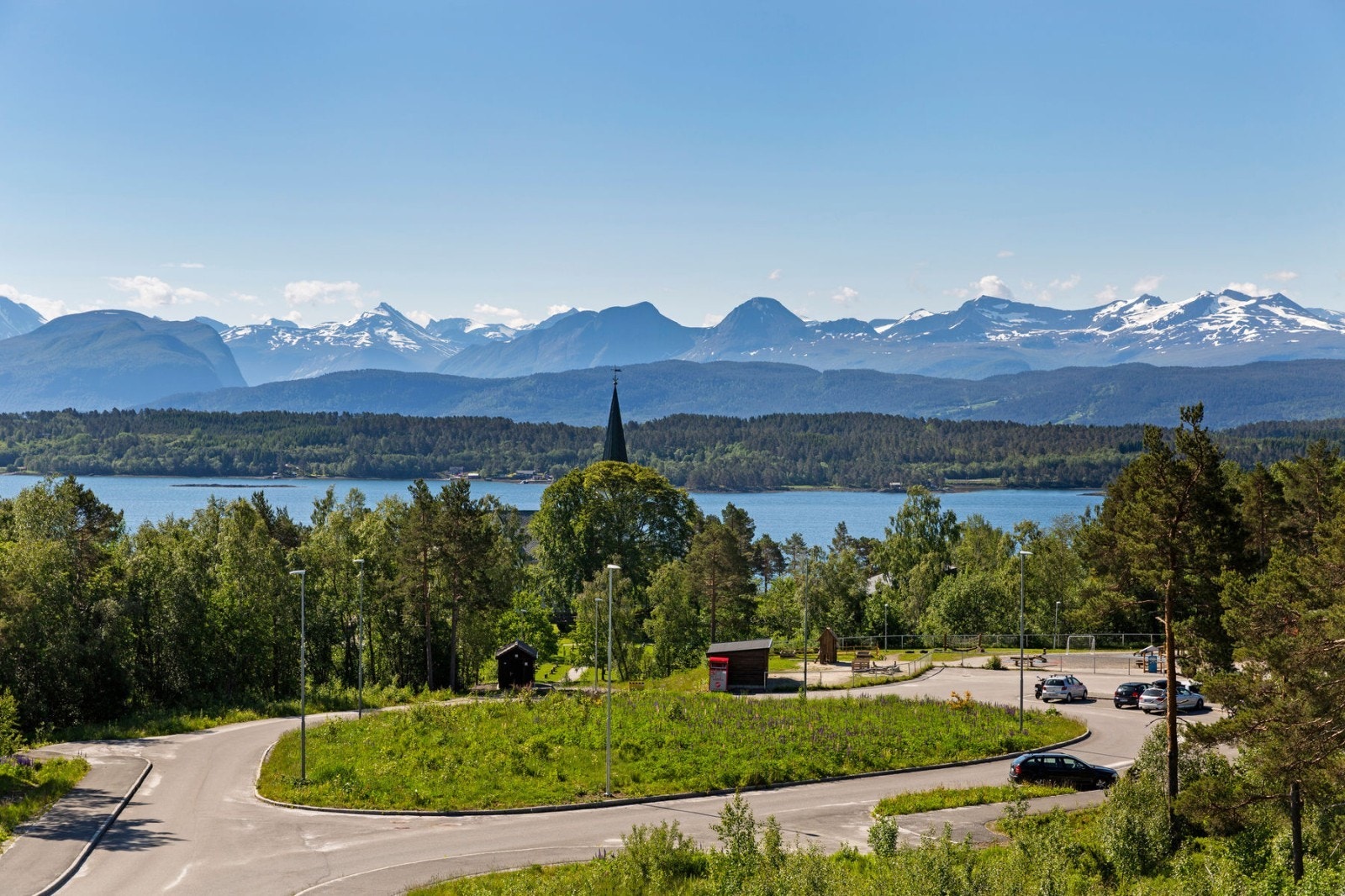 Utsikt sørover mot Røbekkirka og Espira barnehagen Galleribilde