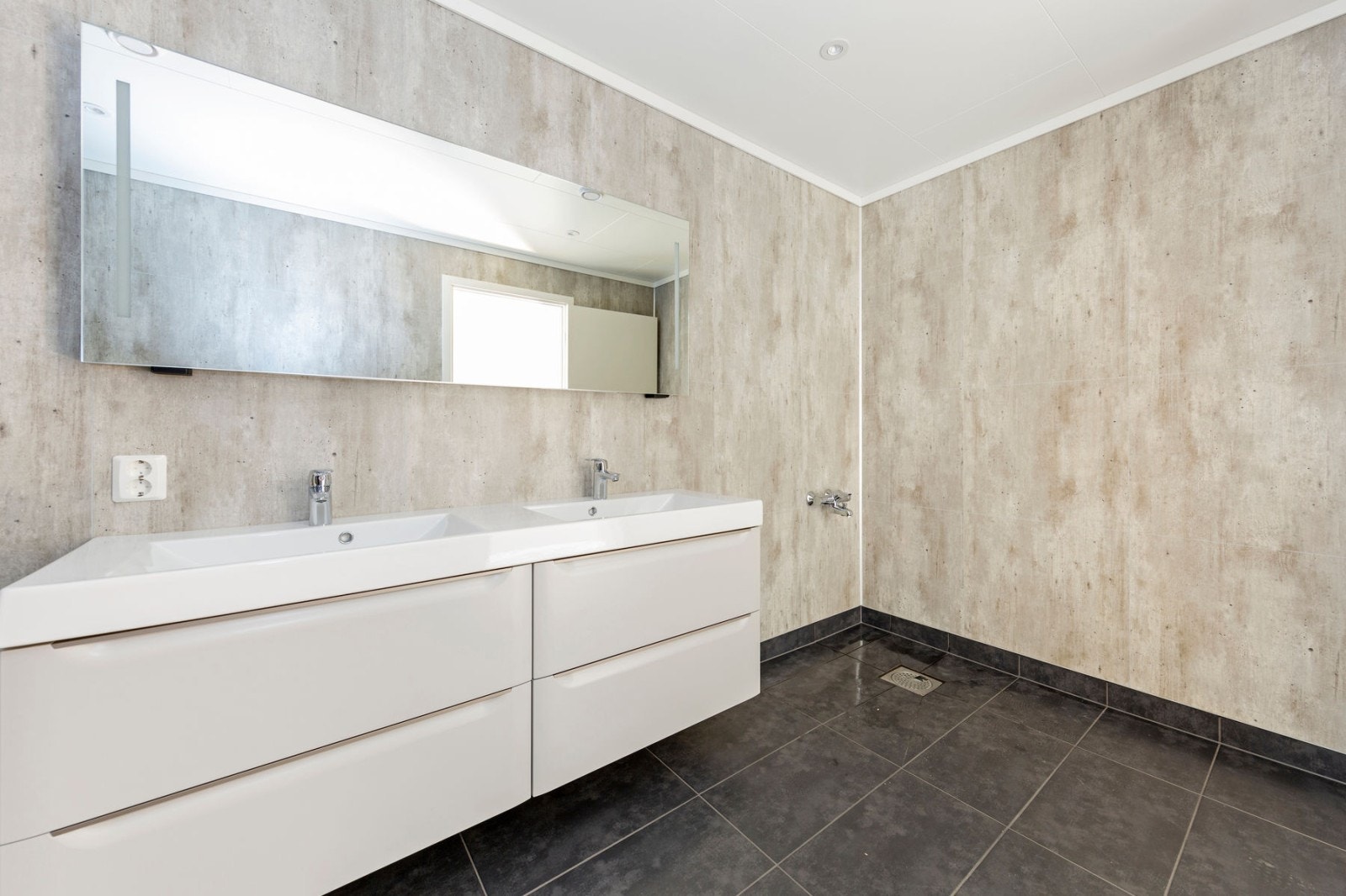 Det er også dobbel vask og avsatt plass og opplegg til badekar Galleribilde