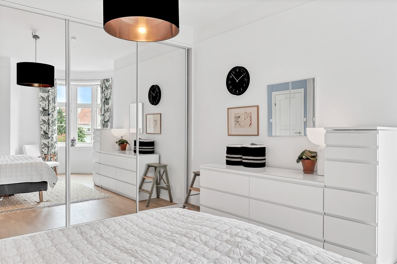 Hovedsoverom med stor skyvedørsgarderobe med speil Galleribilde