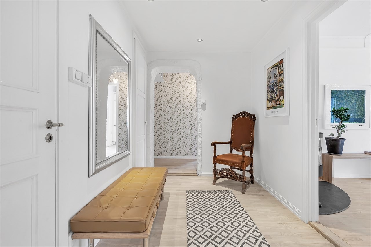 Mellomgang med malte flater og downlights i tak Galleribilde