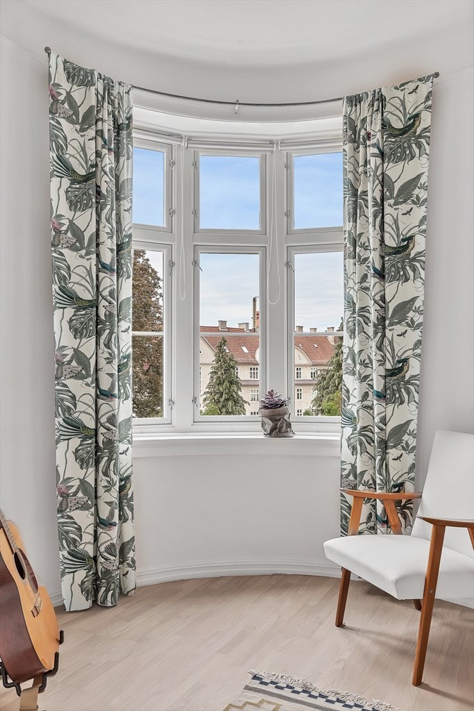 Hyggelig sitteplass ved vinduet på soverommet Galleribilde