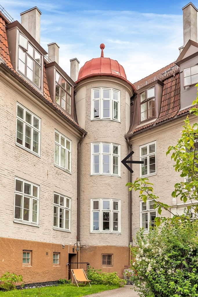 Vinduet til hovedsoverom vendt mot bakgård Galleribilde