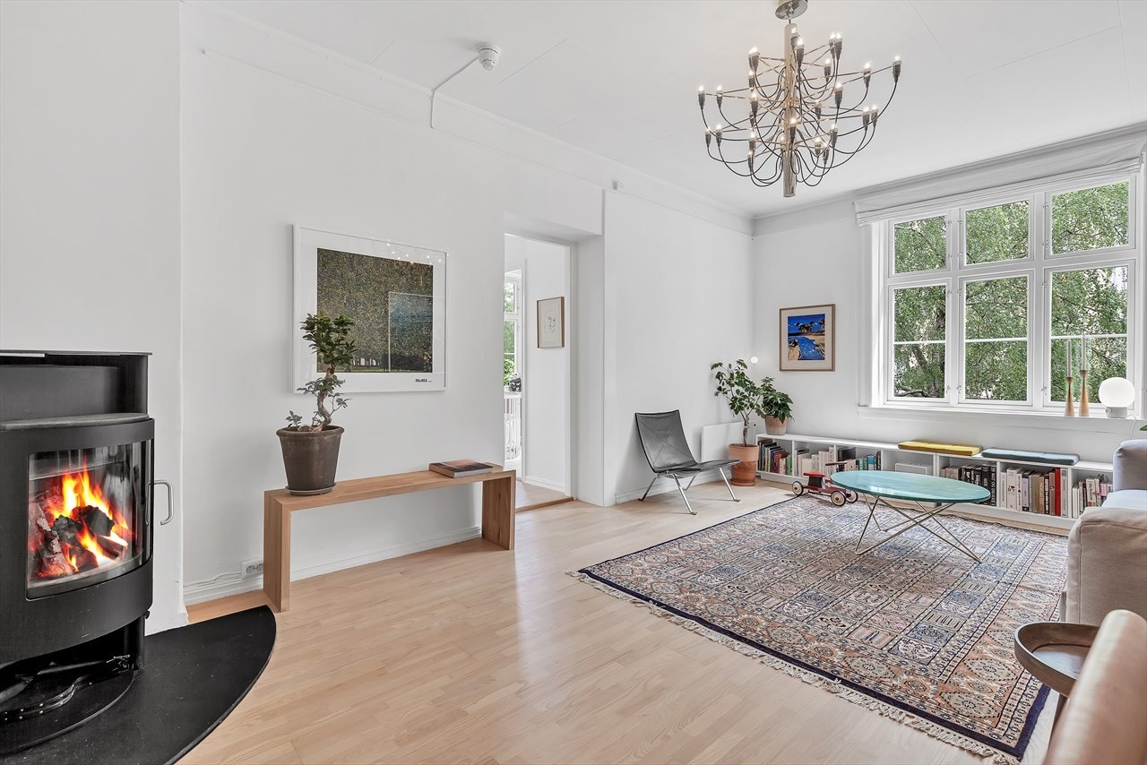 Store vinduer som gir godt med naturlig lys Galleribilde