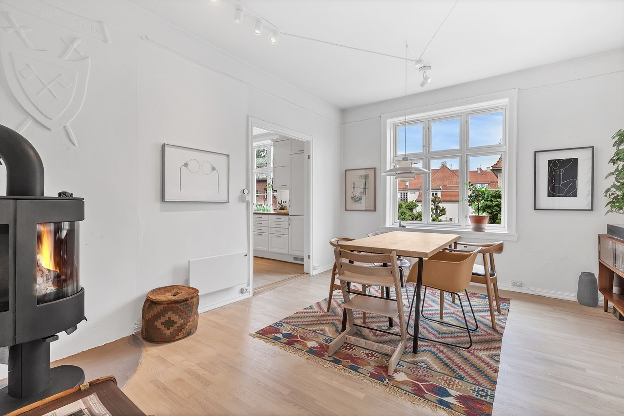 Stor og herlig spisestue med peisovn Galleribilde