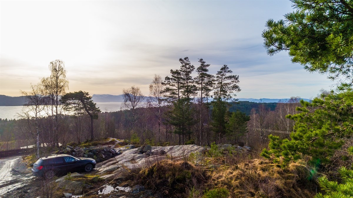 Stor boligtomt på Berge med utsikt