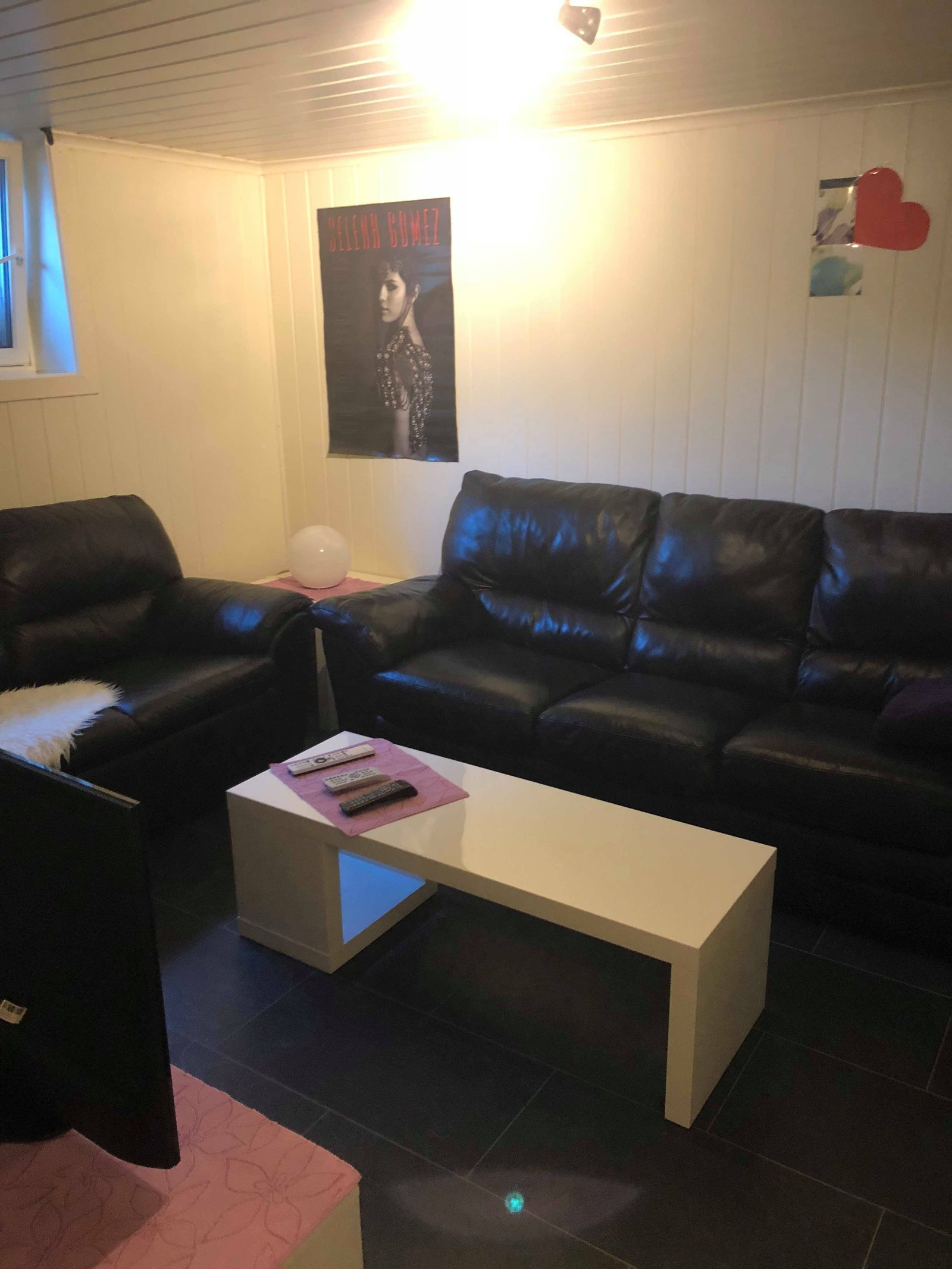 Bilde sofa på rommet. Galleribilde