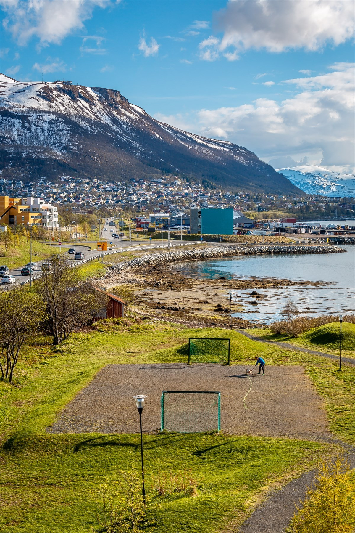 Utendørs friområder like i nærheten, blant annet strandpromenade, lekeplasser og fotballbane