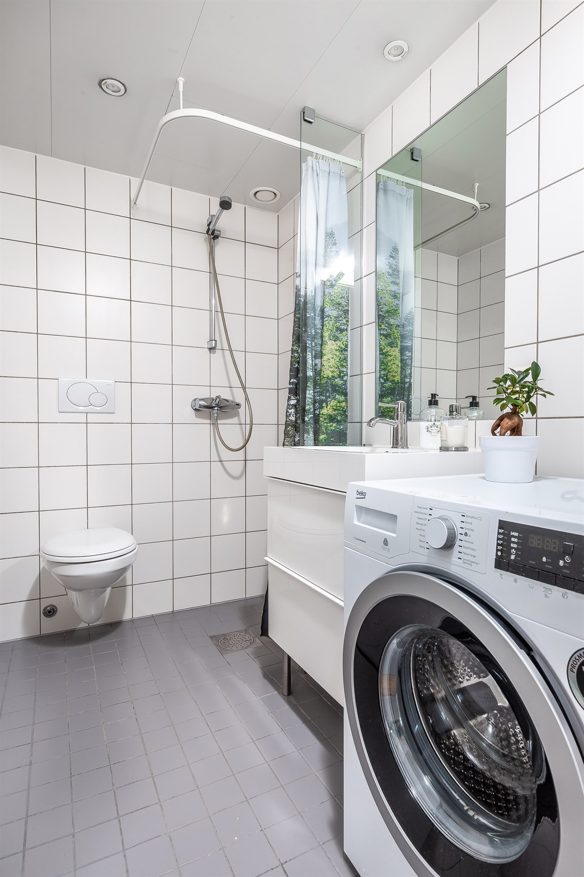 Badet er komplett fliselagt med gulvvarme, dusj, vegghengt wc, opplegg for vaskemaskin og downlights i taket