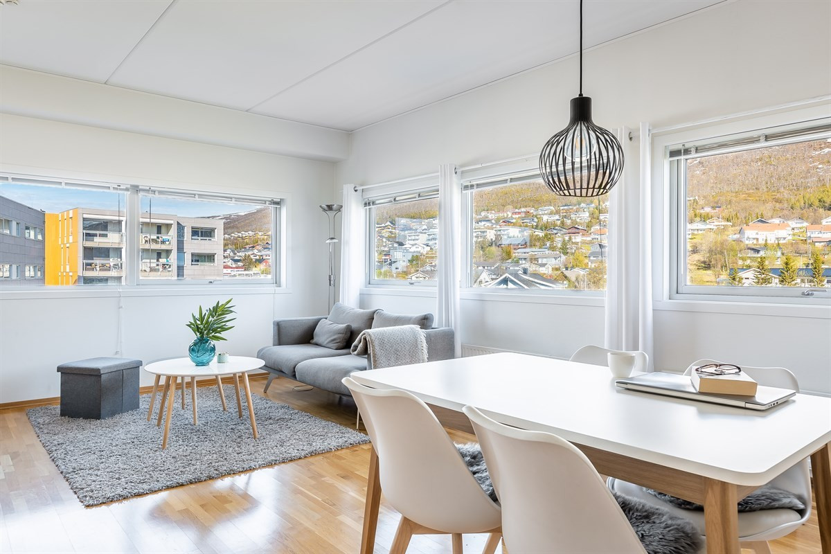 Store vindusflater som gir rikelig med lysinnslipp og god utsikt fra 4. etasje