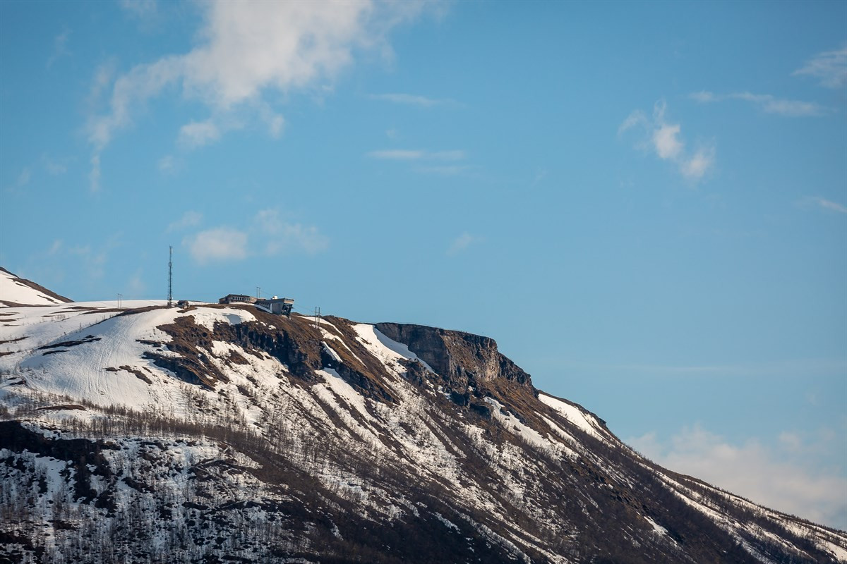 God utsikt fra bolig mot fjellheisen