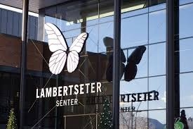 Lambertseter senter med et stort tilbud av butikker, inkludert vinmonopol og treningssenter Galleribilde