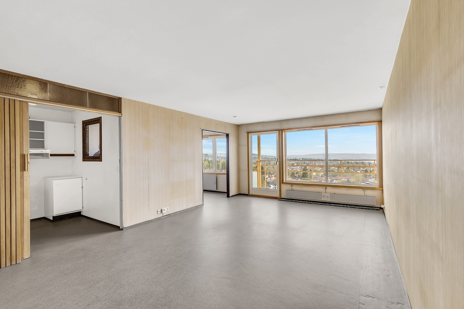 Romslig stue med plass til både sofagruppe og spiseplass. Galleribilde