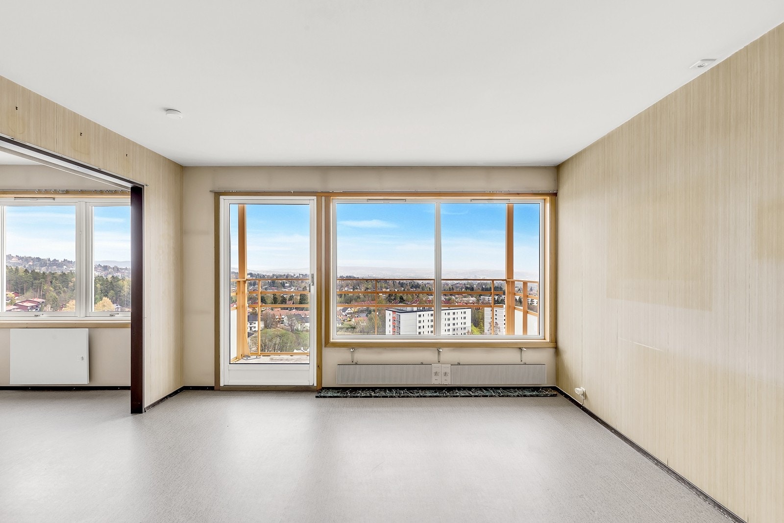 Store vindusflater slipper inn rikelig dagslys. Galleribilde