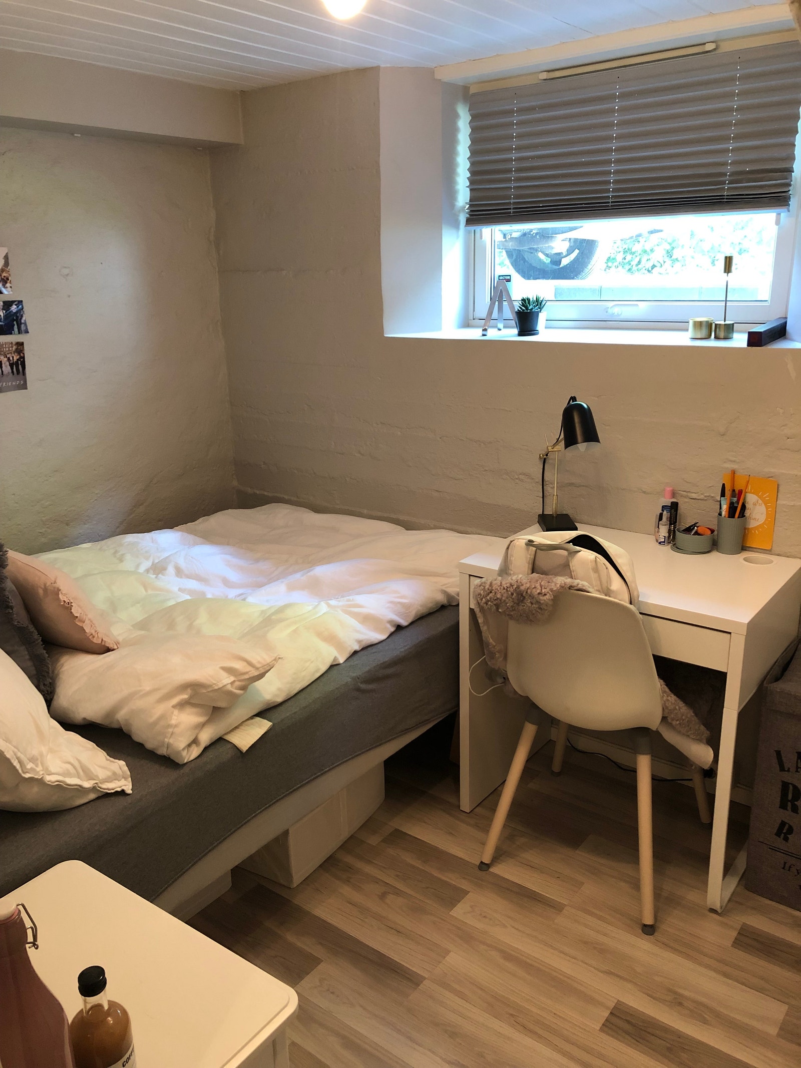 Soverom (bilde fra tidligere leietaker - rommer er i dag ikke møblert med disse møblene) med plass til pult og skap. Galleribilde