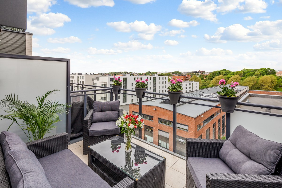 Vestvendt terrasse på ca. 9 m² med en fantastisk utsikt mot Holmenkollen