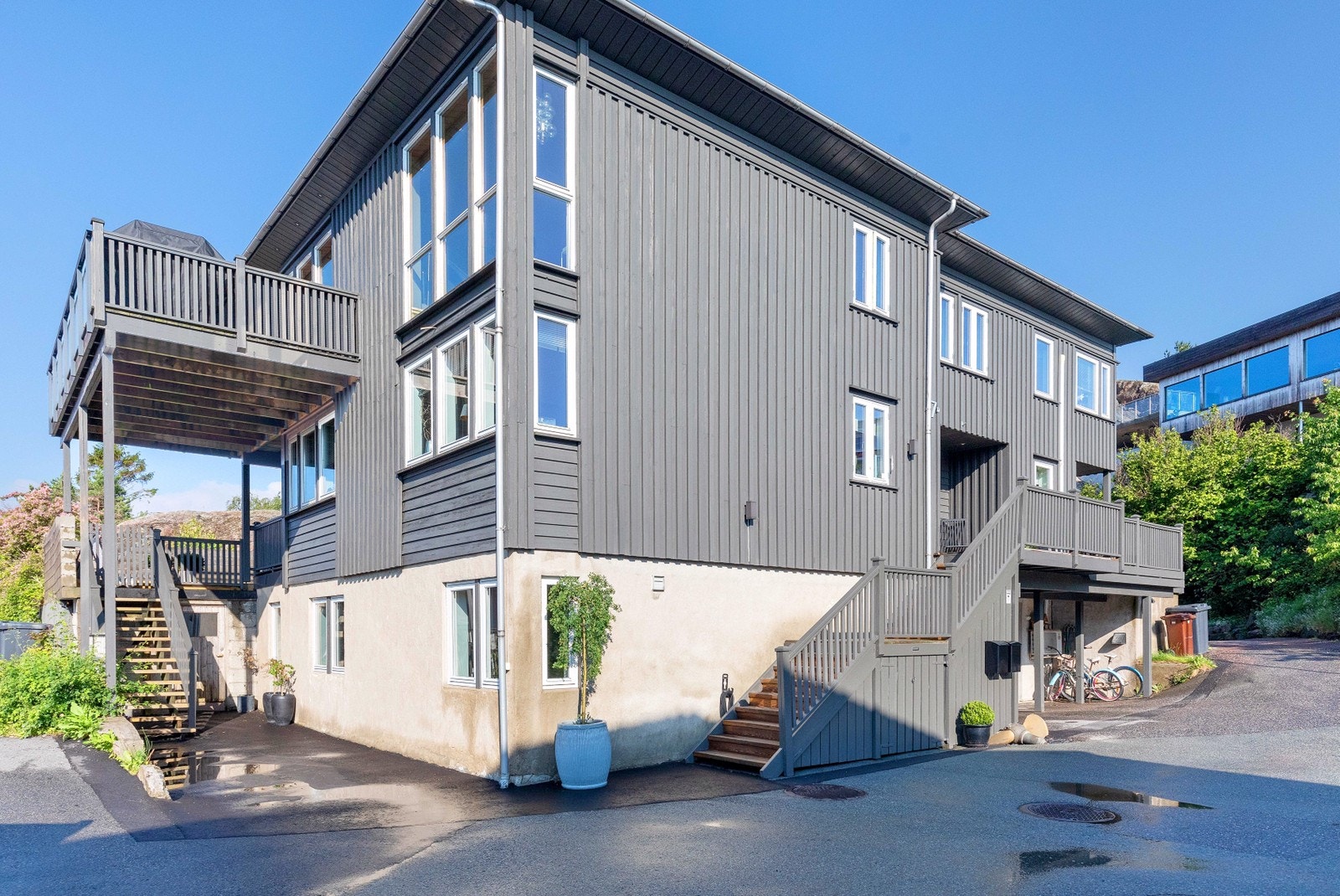 Leiligheten har inngang rundt hjørnet ved postkassene. Vinduene i 1. etg. tilhører leiligheten. Galleribilde