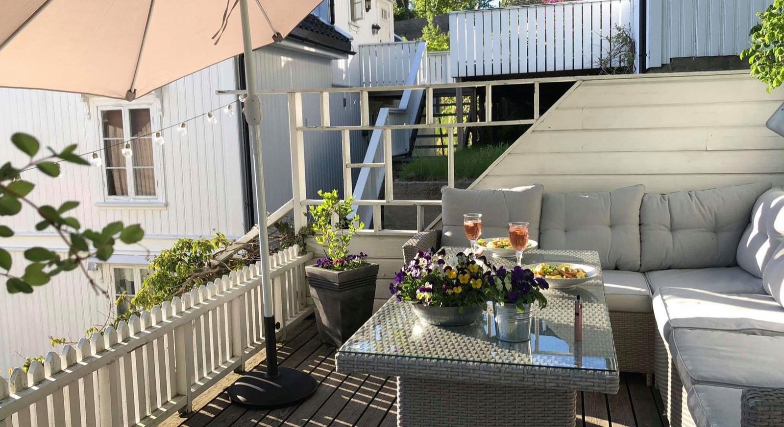 Usjenert og koselig uteplass med masse sol Galleribilde
