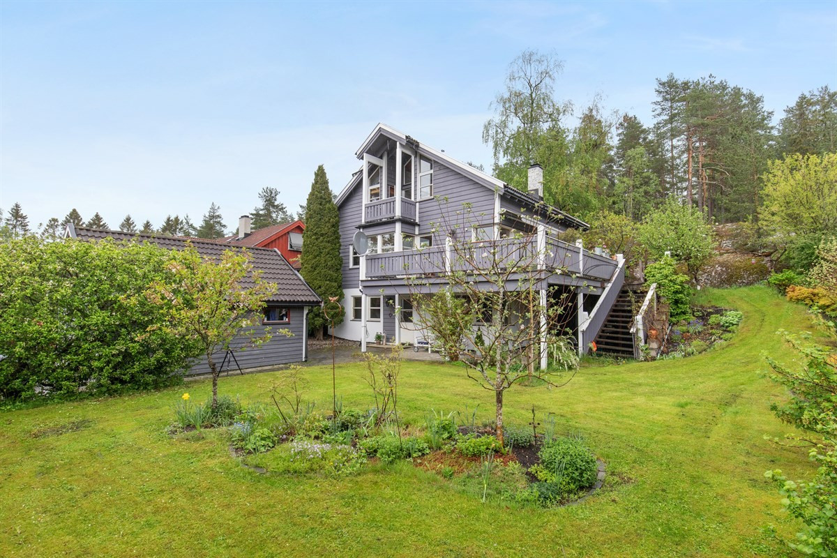 Romslig familiebolig med 5 soverom og 3 bad.