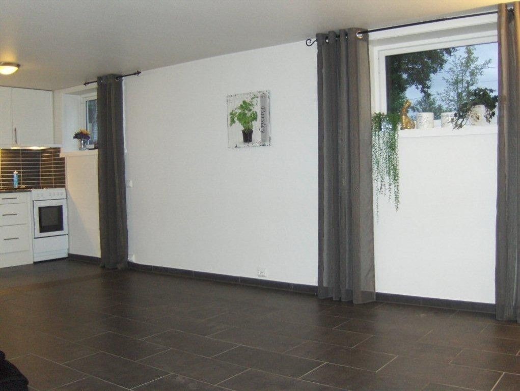 Kjøkkenbord med stoler er i kjøkkenet i dag Galleribilde