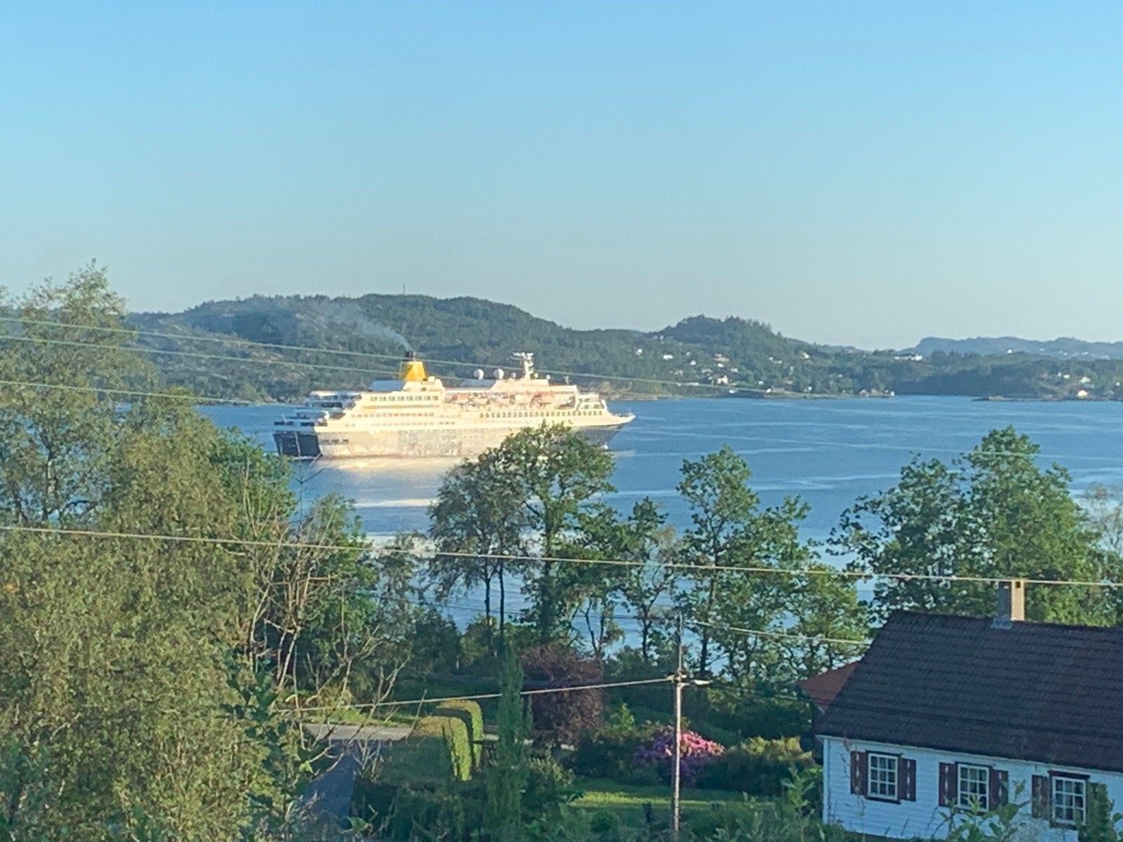 Utsikt fra stuevindu. All båttrafikk som går sørover passerer her. Galleribilde