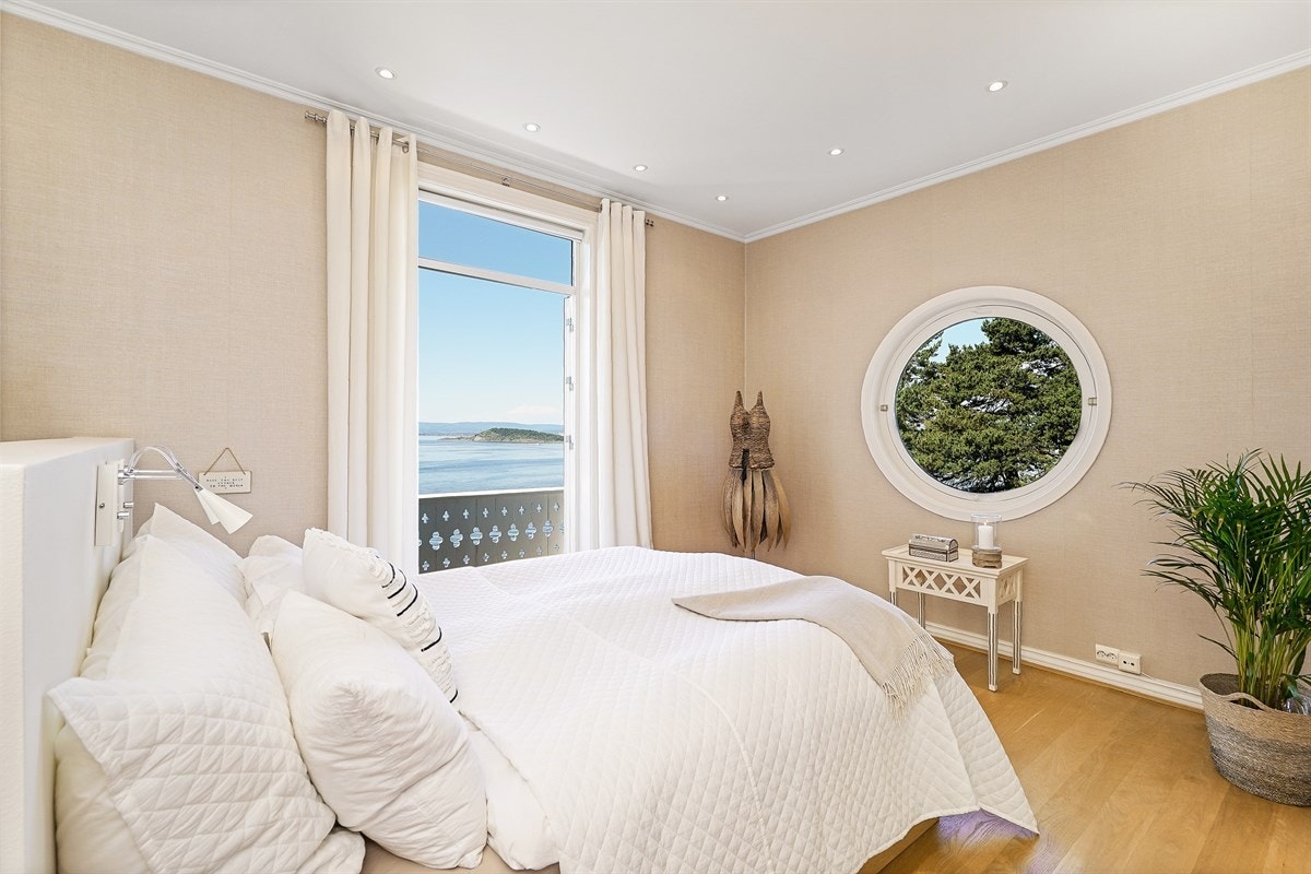 Masterbed i 2 etg, to utganger til balkong Galleribilde