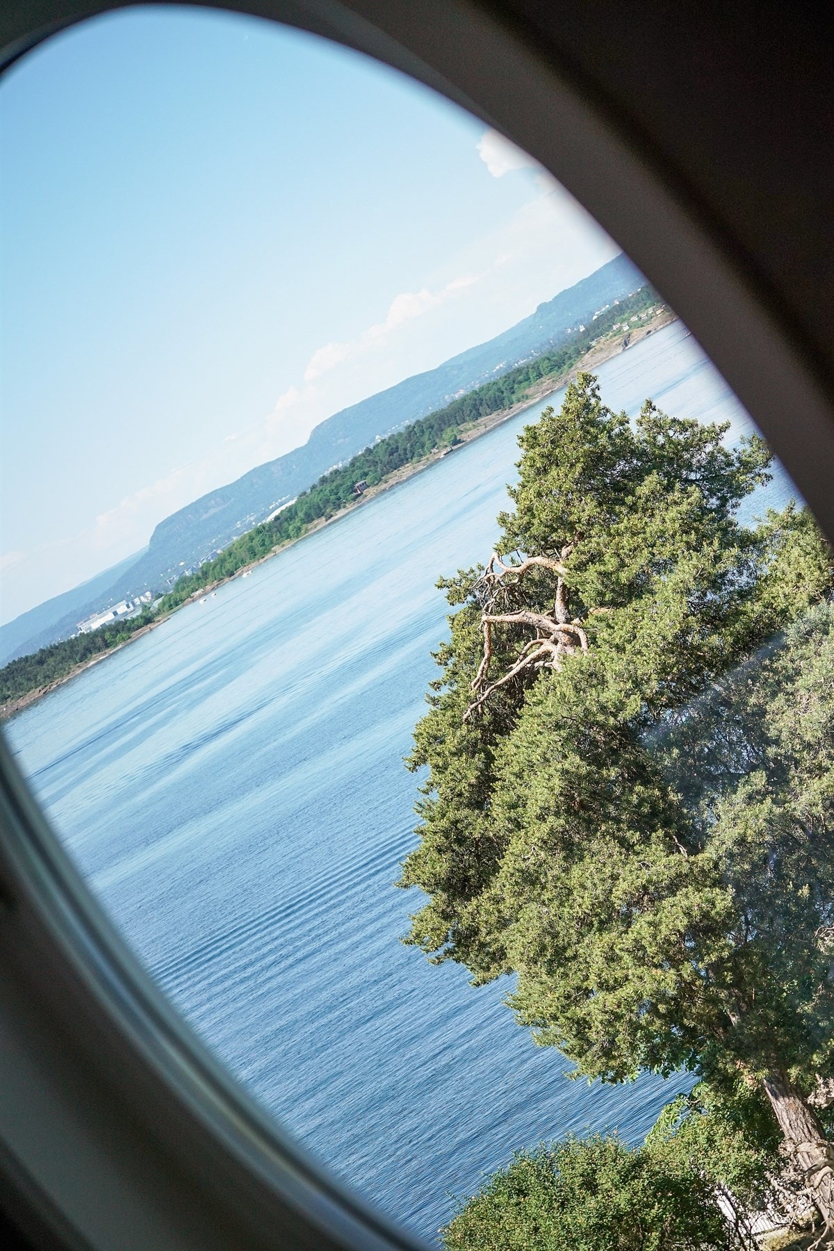 Du kan nye sjøutsikten fra sengen, det er godt å våkne opp her. Galleribilde
