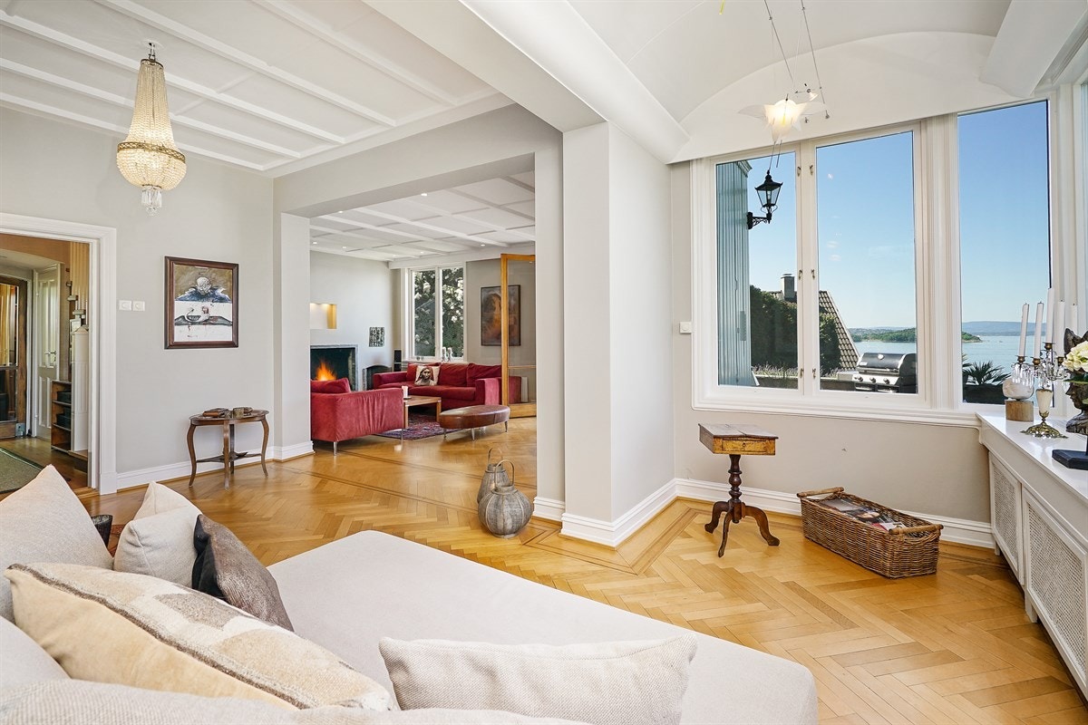 Fra daybed og mot stuen og utgang til terrasse Galleribilde