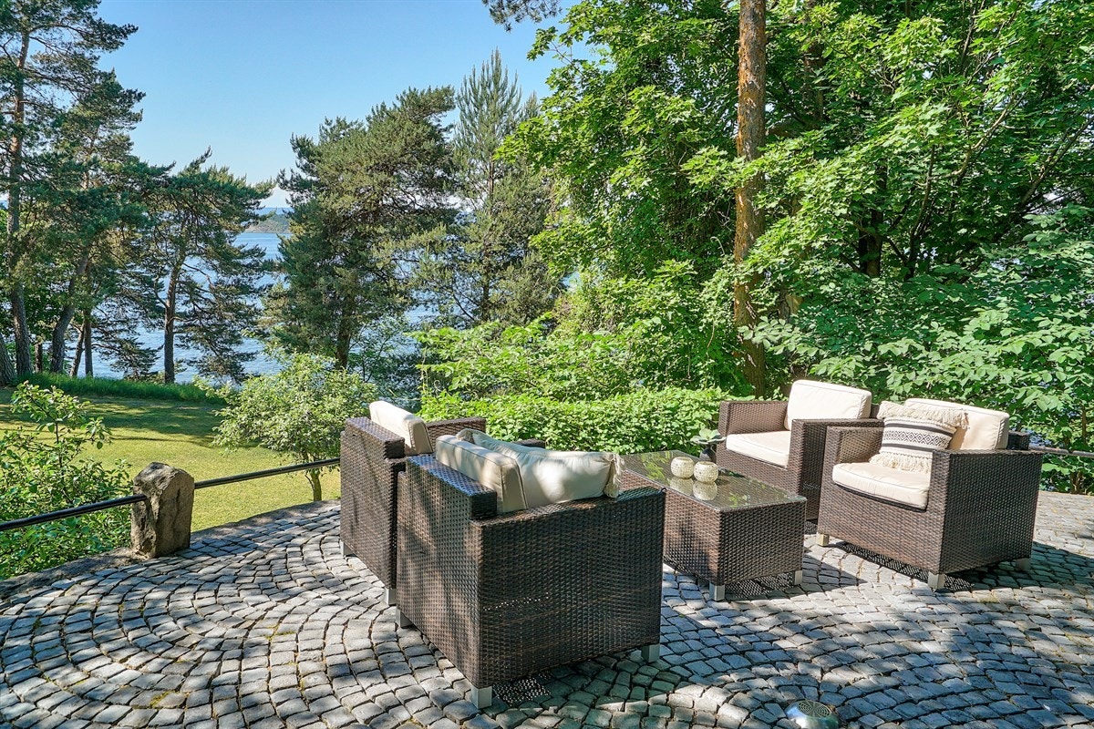 Sittegruppe på jordkjelleren som kan bli din private vinkjeller i hagen Galleribilde