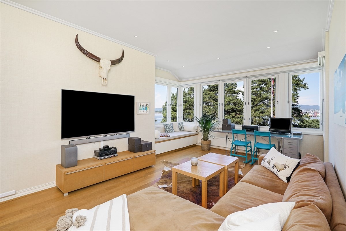 Store vindusflater gir godt lys Galleribilde