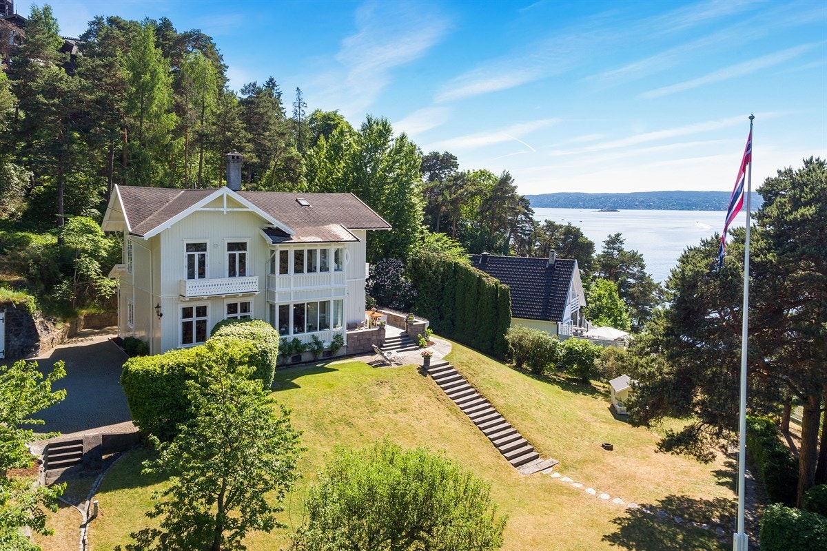 Eiendommen ligger fantastisk til og den store hagen fremstår som parkmessig - eiendommen er på over 5 mål Galleribilde