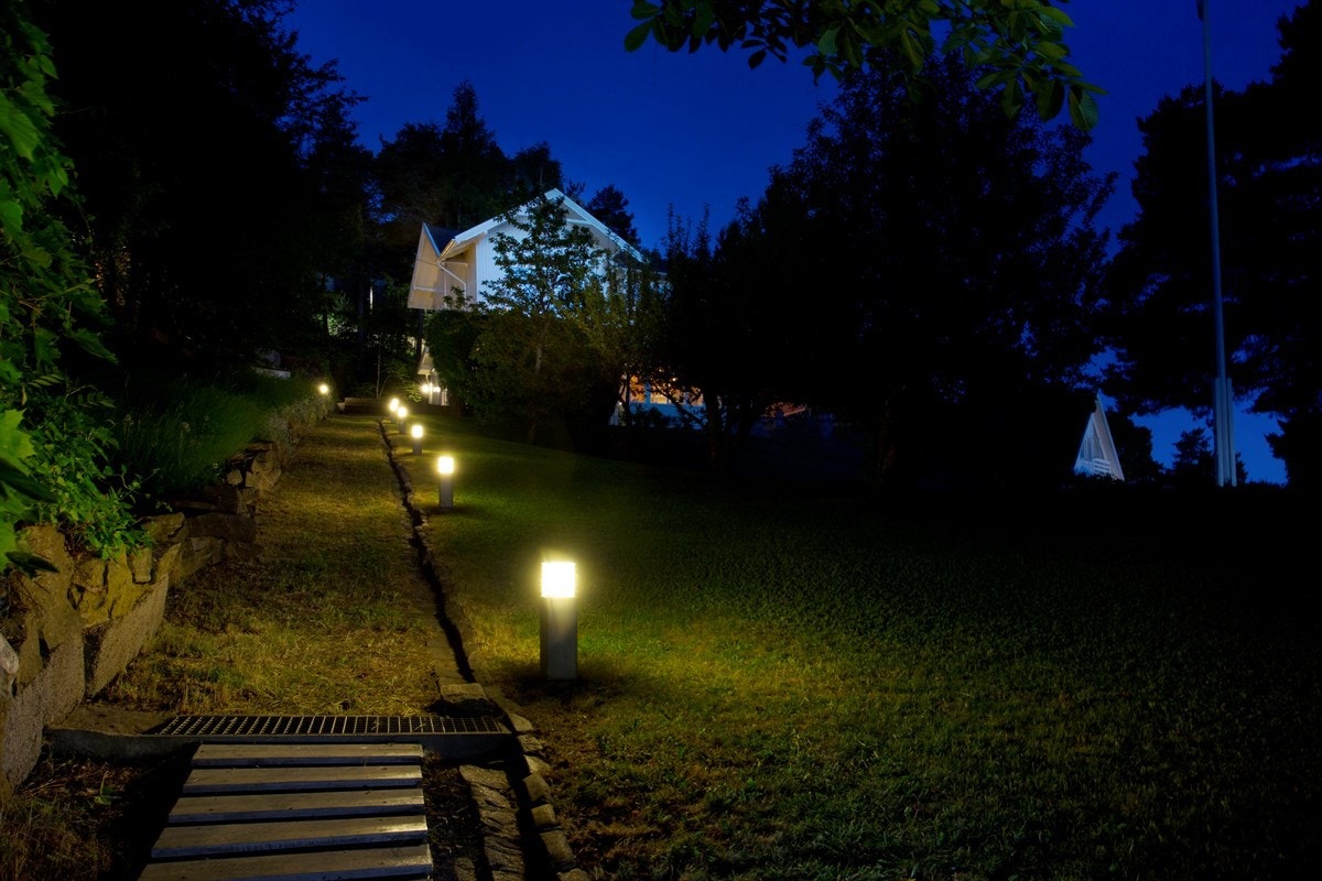 På vei opp om kvelden, eiendommen er godt opplyst Galleribilde