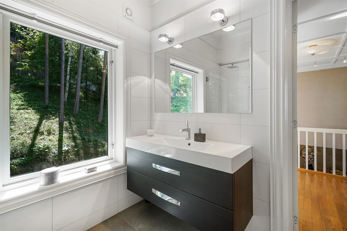 Hovedbad rett over gangen Galleribilde