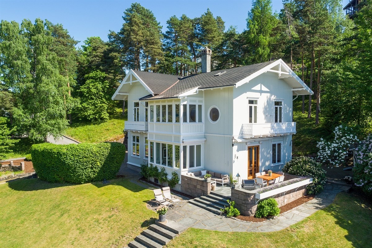 Fasade på hovedhus - eiendommen fremstår som godt vedlikeholdt Galleribilde