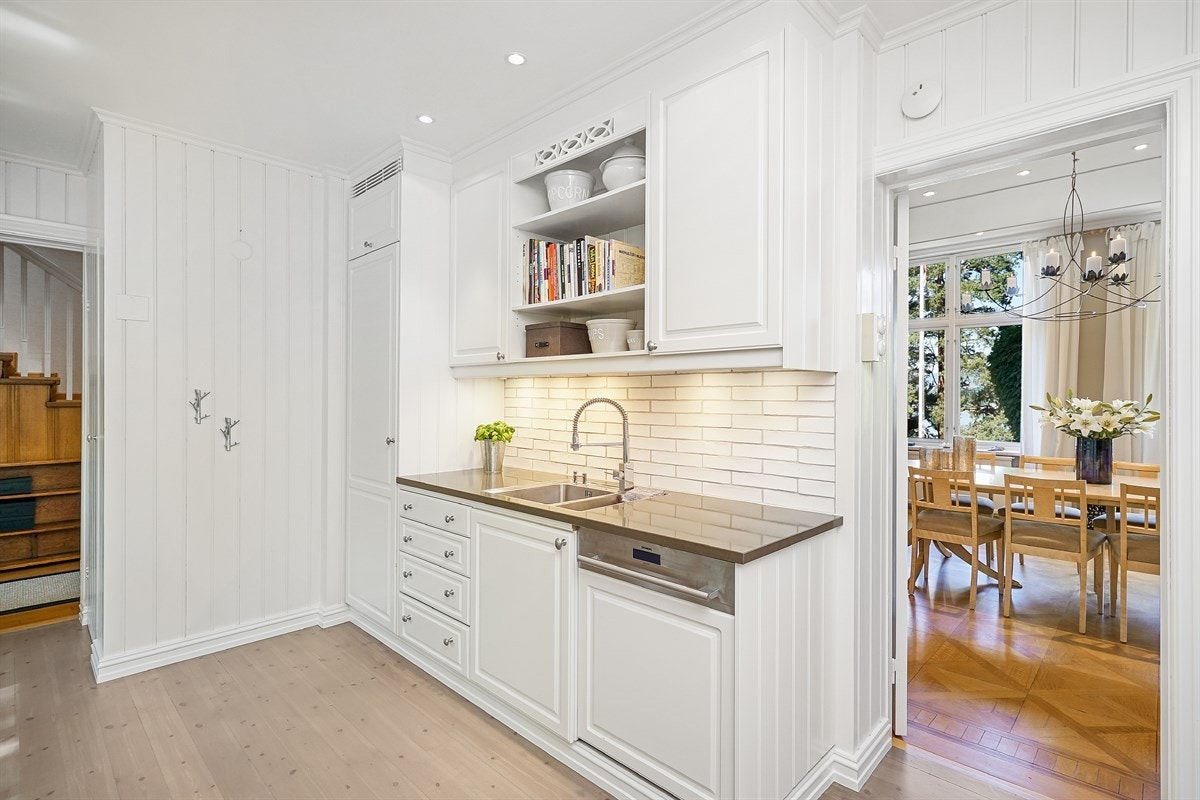 Fra kjøkken og inn mot spisestue Galleribilde