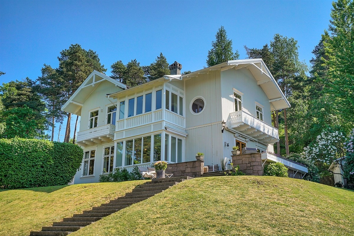 Fasaden på hovedhus - velholdt Galleribilde