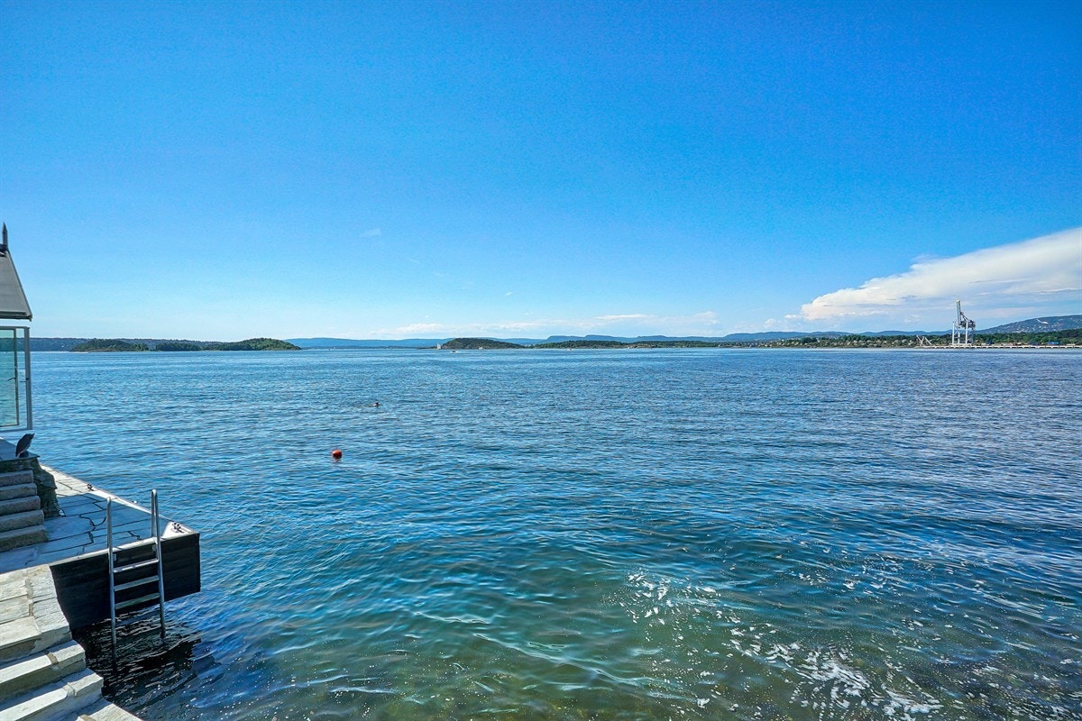 En av to badestiger og dypvannsbryggen Galleribilde