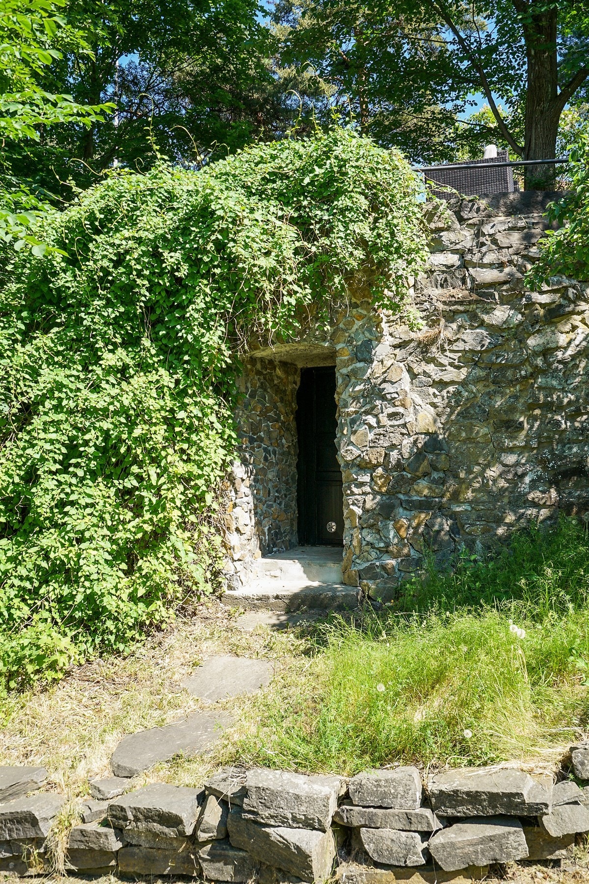 Realisere drømmen om egen vinkjeller i hagen - her er jordkjelleren Galleribilde