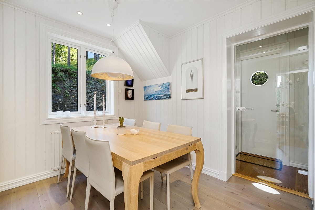 Spiseplass på kjøkken og trapp opp til 2 et. fra egen kjøkkeninngang Galleribilde