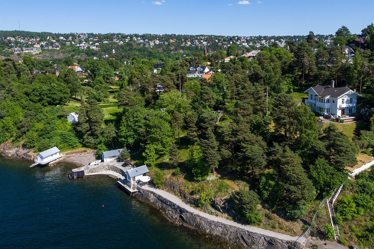 Egen strandlinje med sti av små rullestein Galleribilde