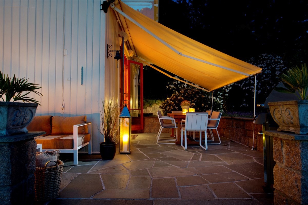 Kveldstemning, elektrisk markise og lydanlegg Galleribilde