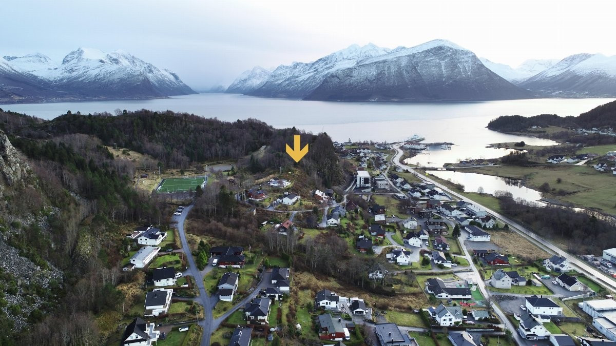 Tomten har usjenert beliggenhet i dette etablerte boligfeltet ved Sundsmyra i Leirvågen.