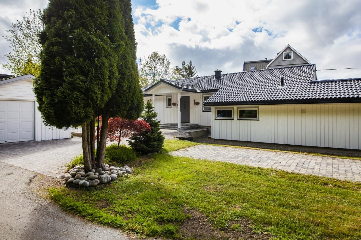 Flott og innholdsrik enebolig. Stor tomt med hage, terrasser og garasje. Landlige omgivelser mot skog og vann.