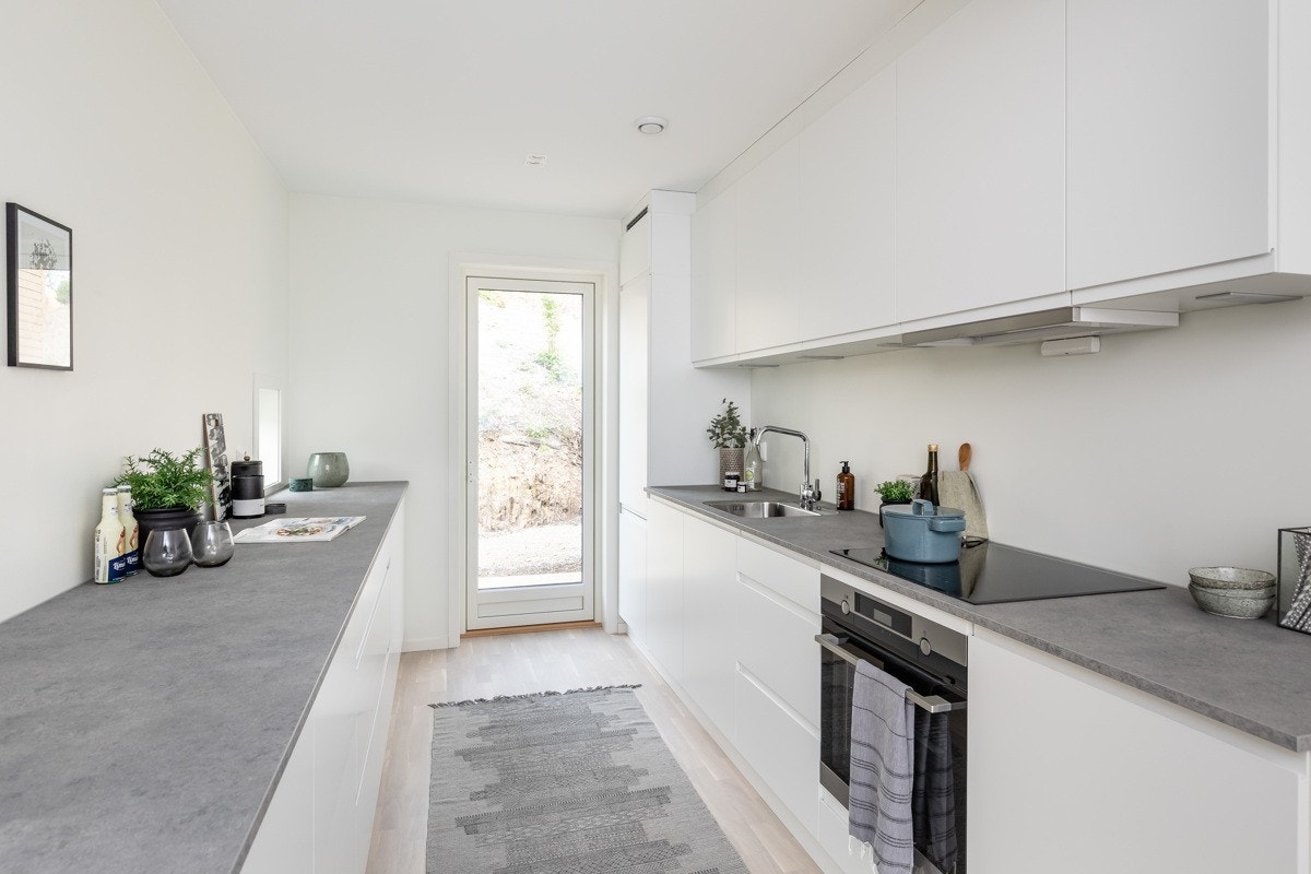 Lys og delikat kjøkken fra kvik med integrerte hvitevarer fra AEG Galleribilde