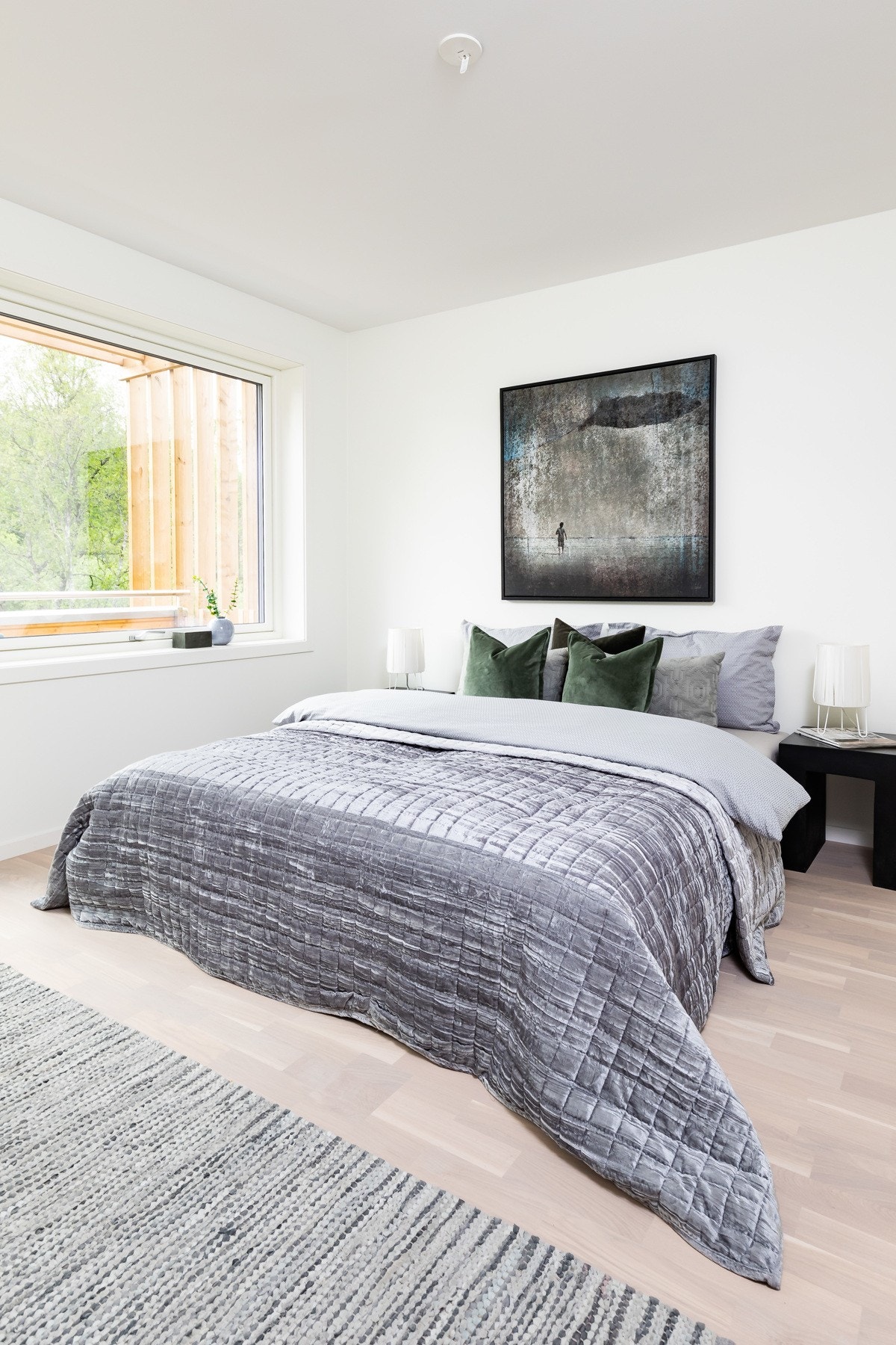 Hovedsoverommet har både plass til garderobeløsning og dobbeltseng Galleribilde