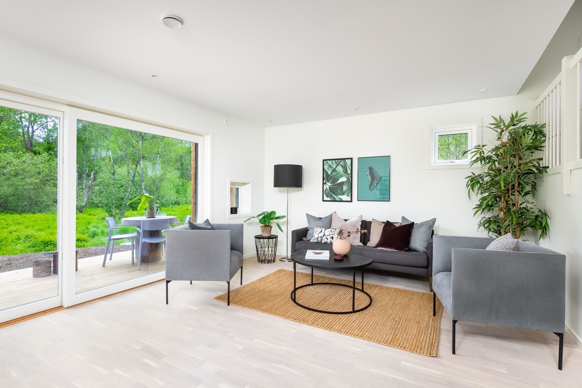 God plass til sofagruppe og tv-seksjon Galleribilde