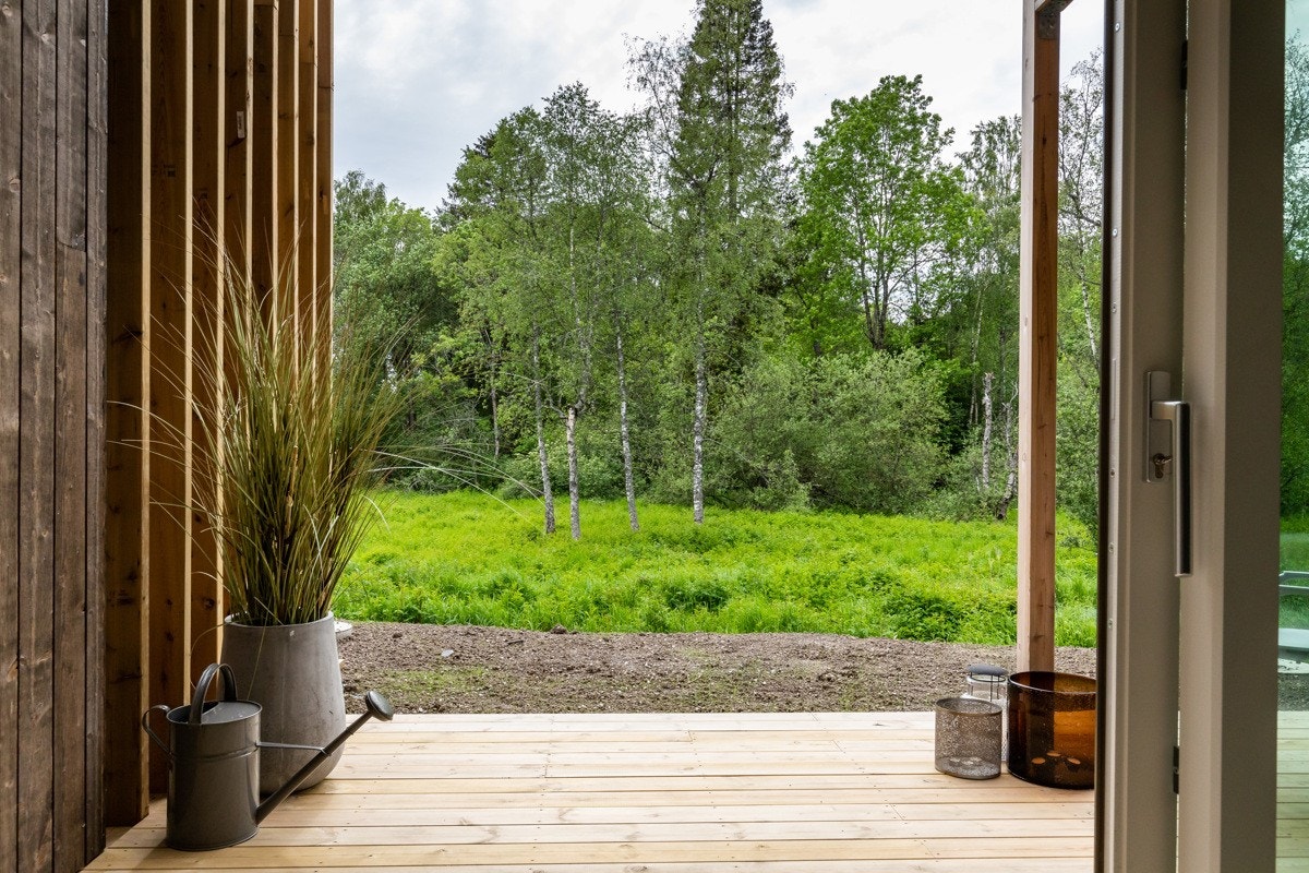 Med de store vinduene oppleves naturen rett utenfor som en del av rommet Galleribilde