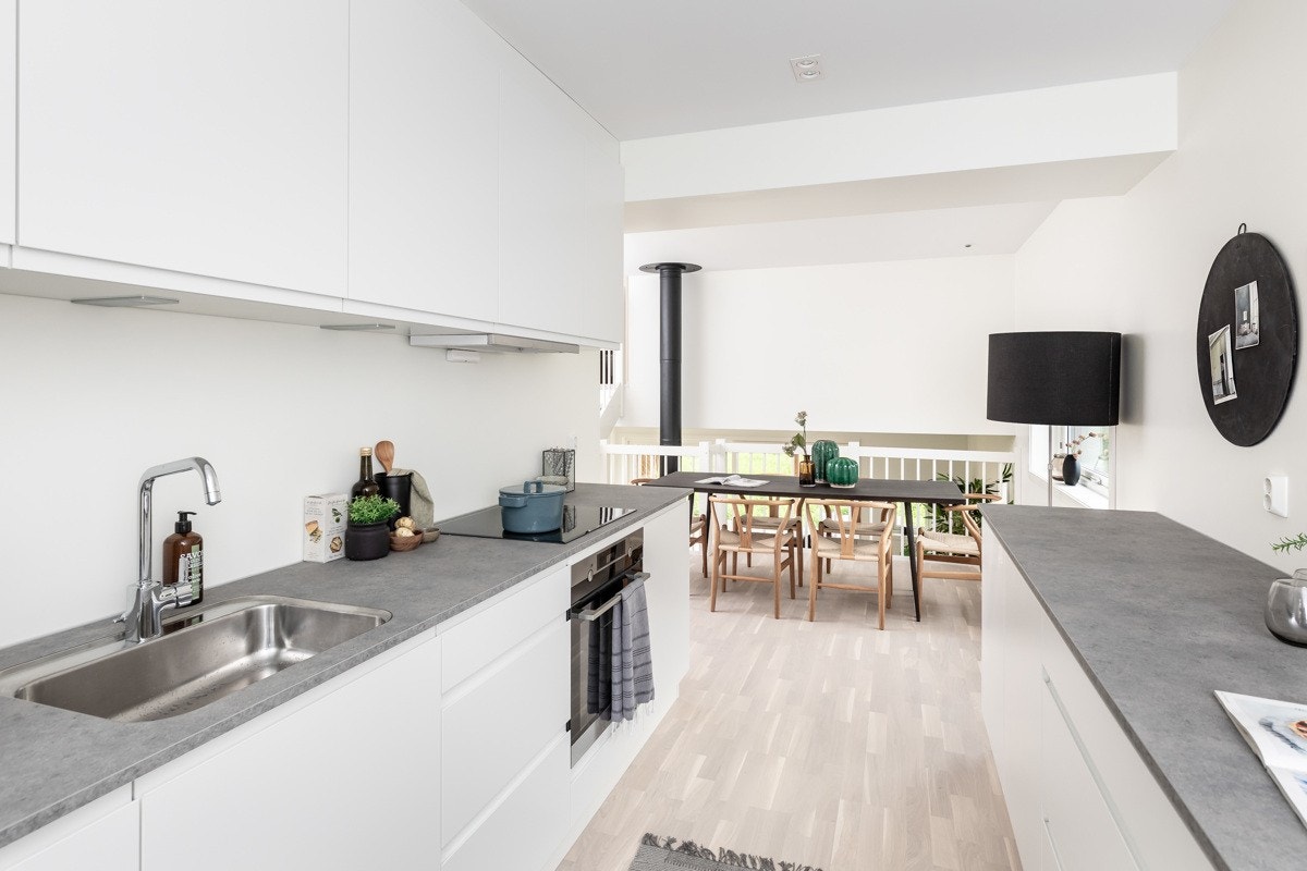 Kjøkkeninnreding med mye skap- og benkeplass Galleribilde