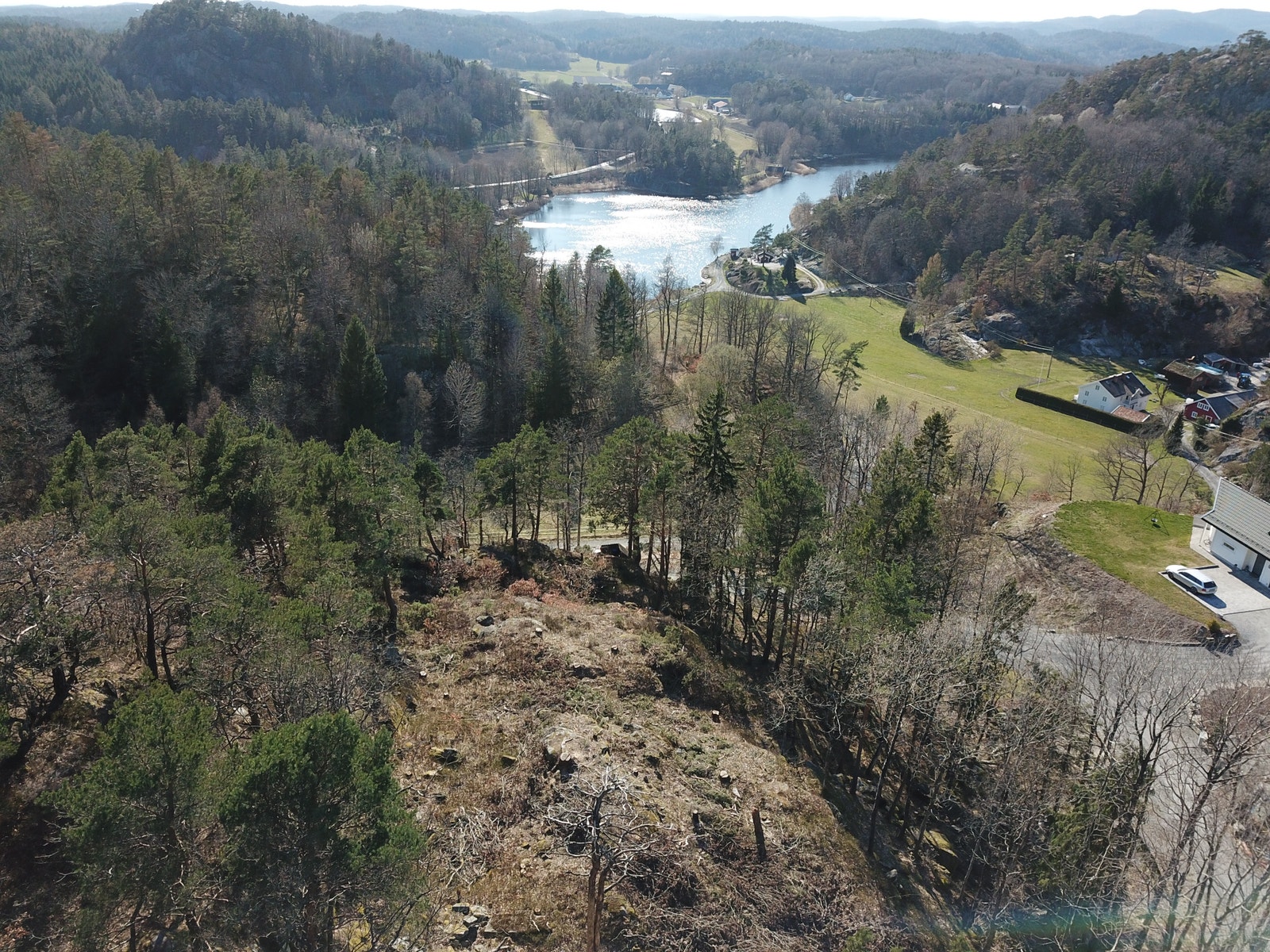 Bilde av tomten med Reddalsvannet i bakgrunnen. Galleribilde