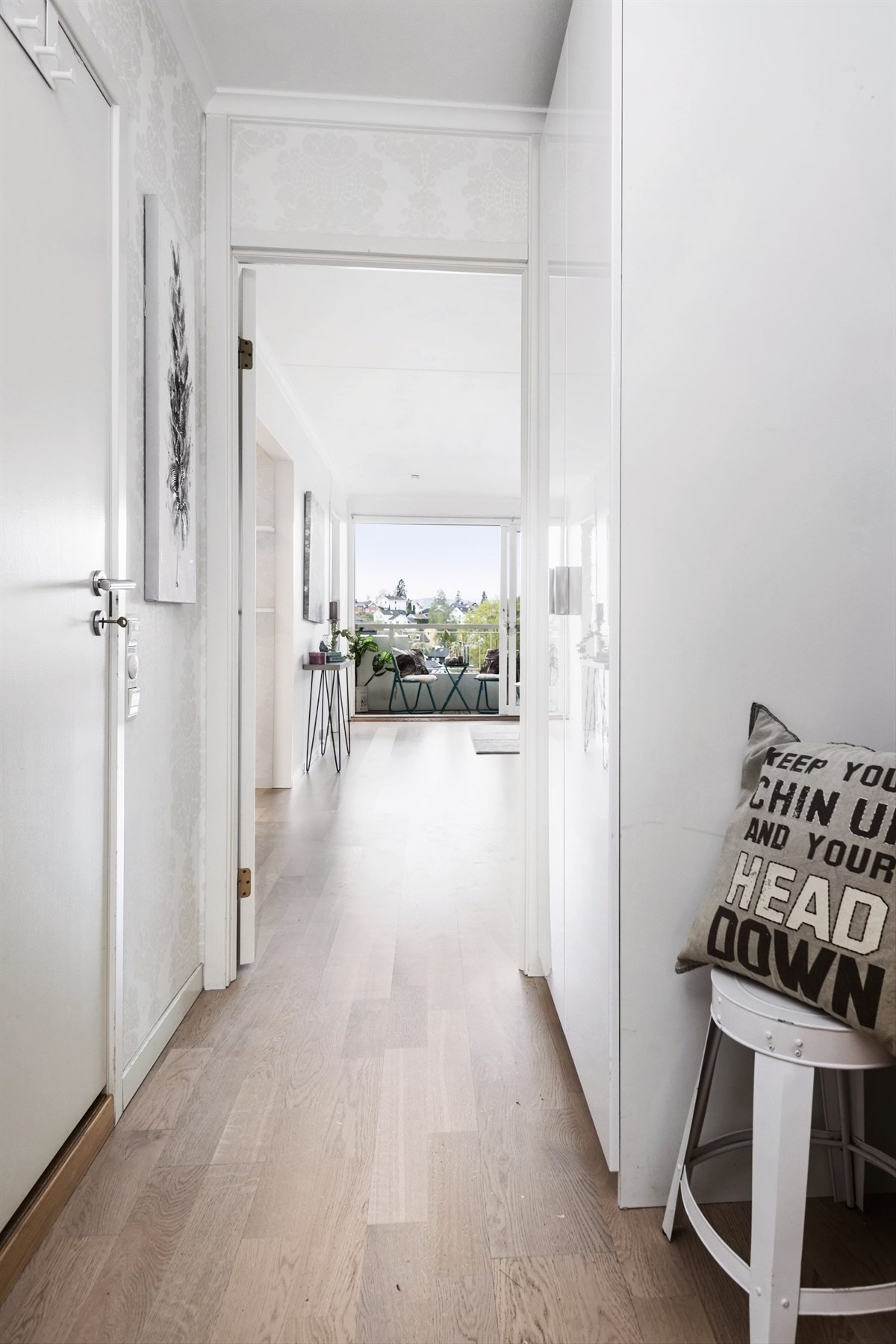 Velkommen inn! Entréen er lys og innbydende med god plass til å henge fra seg sko og yttertøy. Galleribilde